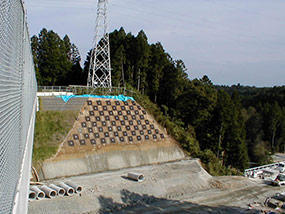 高速道路・鉄塔周辺