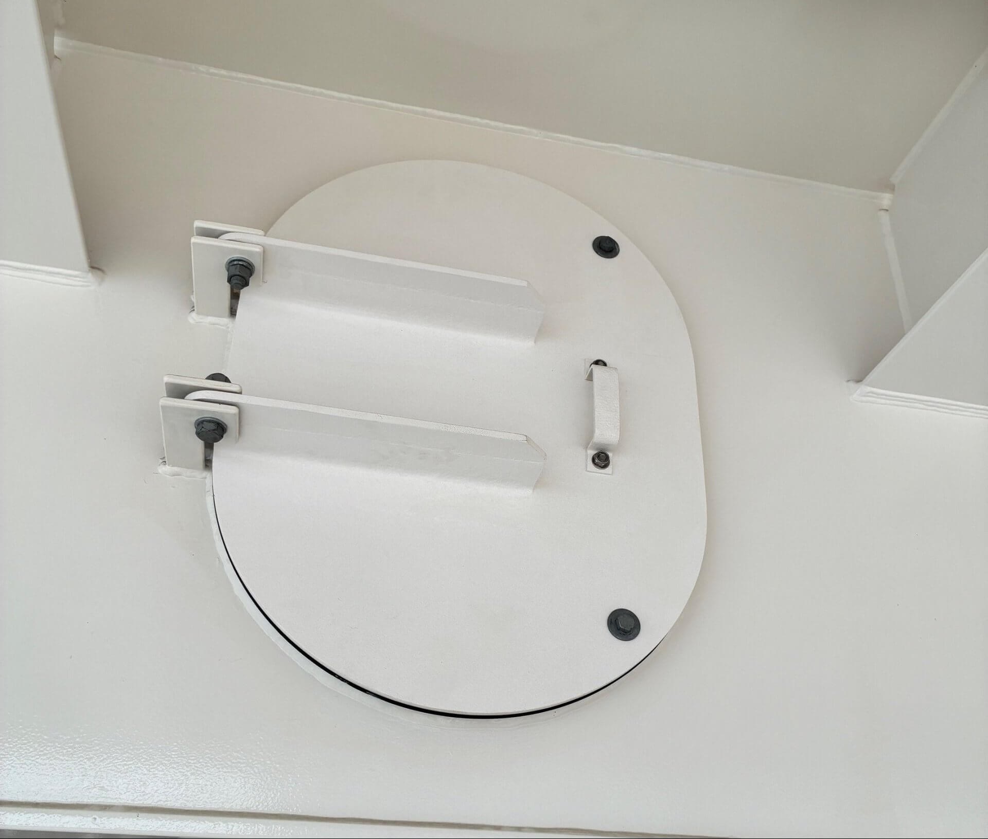 ヒンジ開閉式（側面）