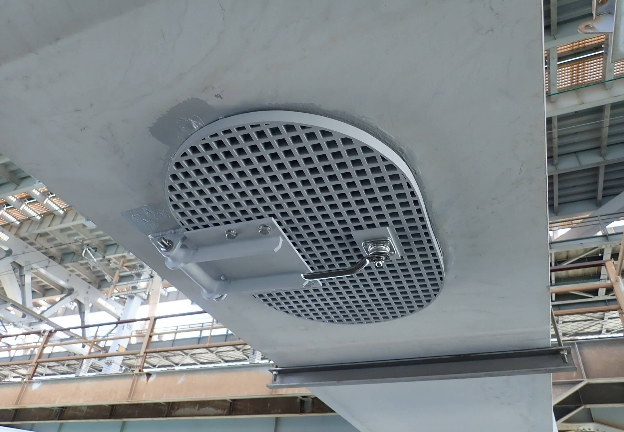 ヒンジ開閉式（頭上）