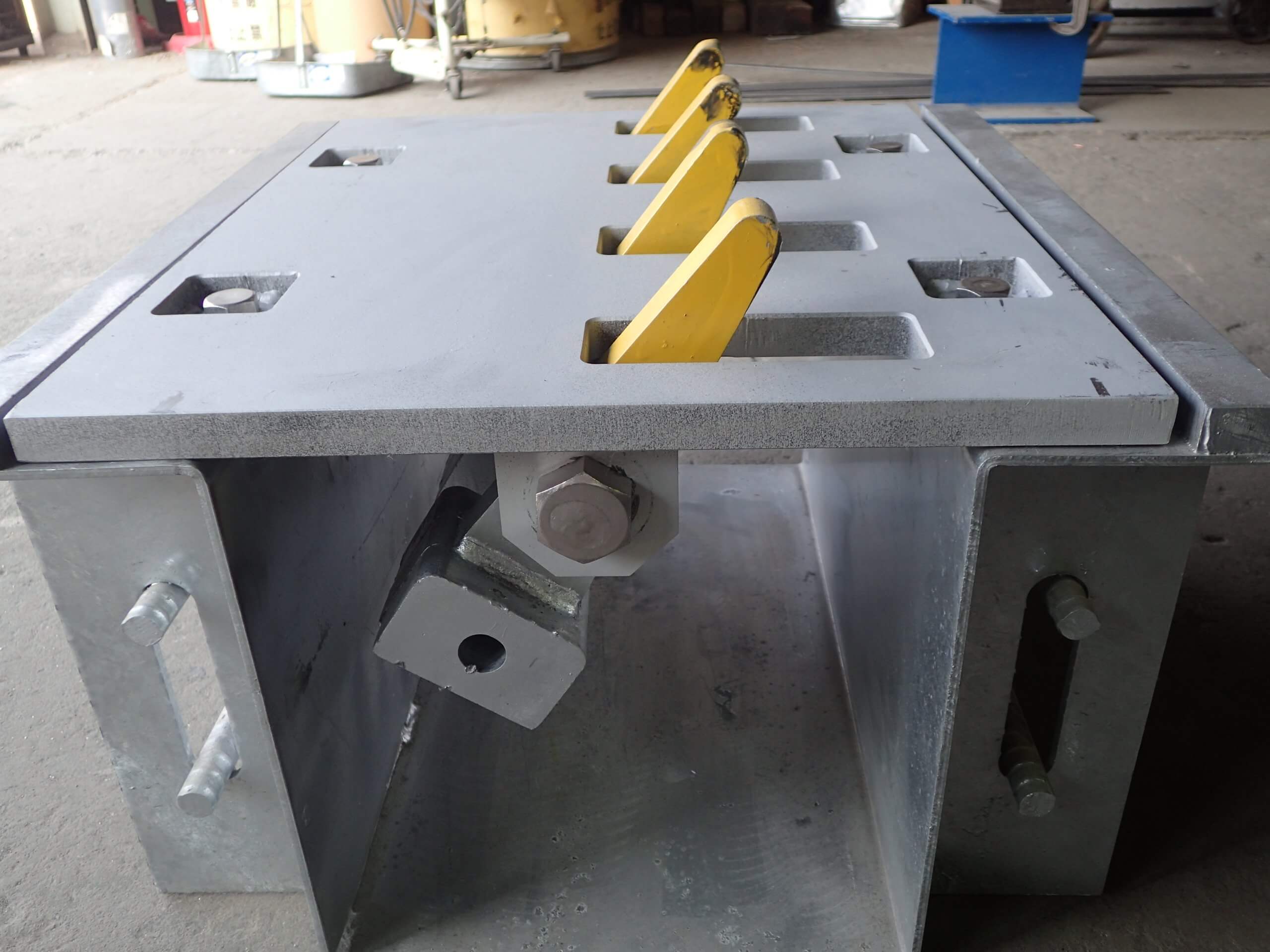 逆走防止装置『路面埋込型ブレード』