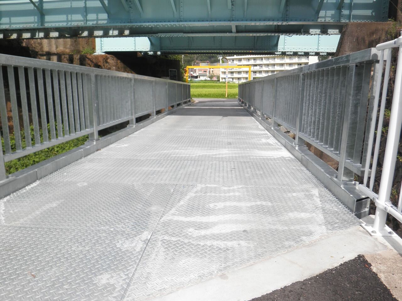 5.路面板の設置完了　　　　　　　　　　舗装の省略により死荷重を低減し路面高を下げることが可能です