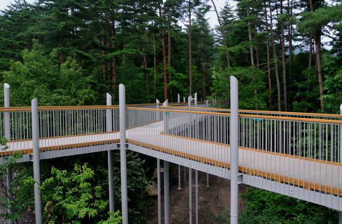 空中回廊のデッキにワイングラスグレーチングとFRPグレーチングを使用