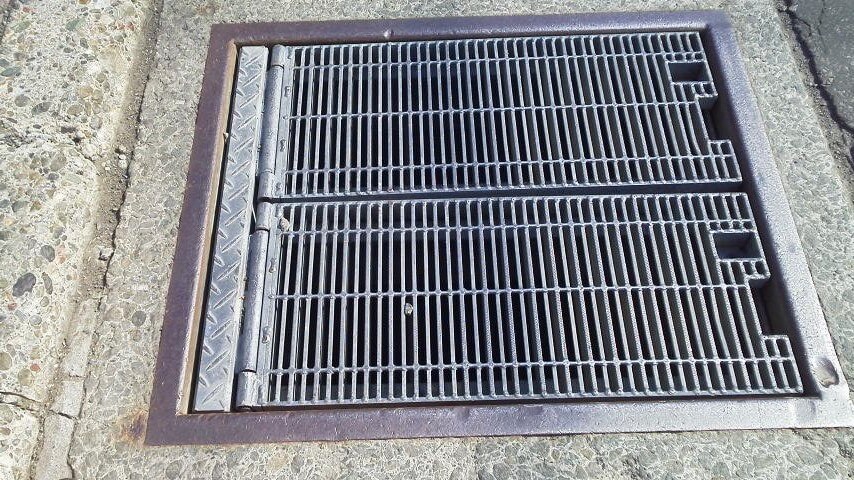 流雪溝 グレーチング の開閉重量の軽減実績