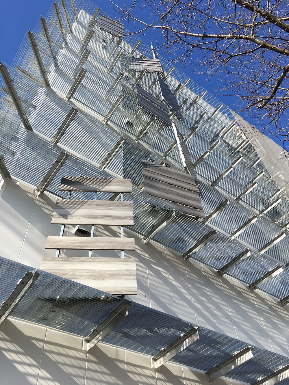 床板グレーチングを庇として使用