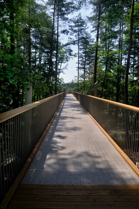 空中回廊のデッキにワイングラスグレーチングとFRPグレーチングを使用