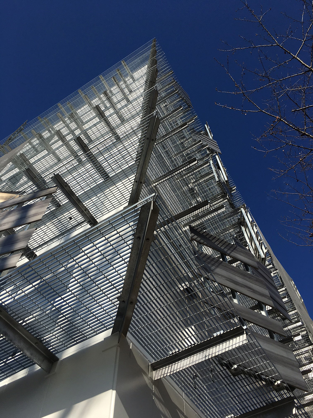 床板グレーチングを庇として使用