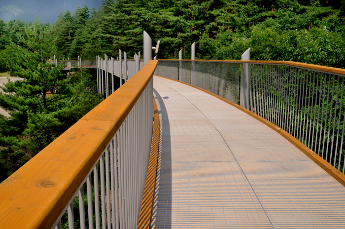 空中回廊のデッキにワイングラスグレーチングとFRPグレーチングを使用