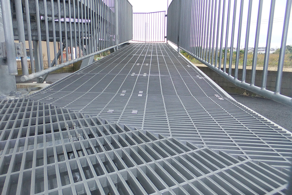 床材として使用するＦＲＰグレーチング
