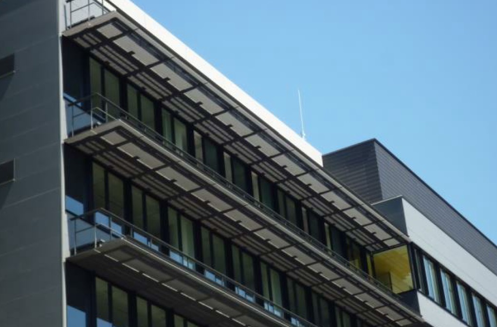 床板グレーチングを庇として使用