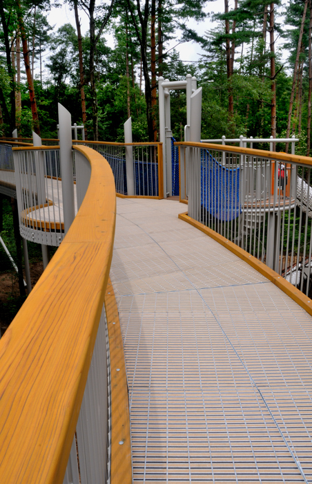 空中回廊のデッキにワイングラスグレーチングとFRPグレーチングを使用