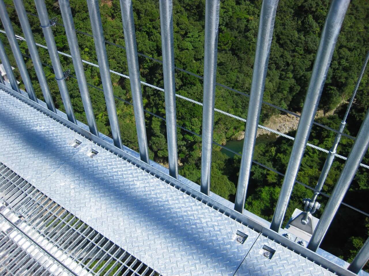 吊り橋 の 床板グレーチング の使用実績
