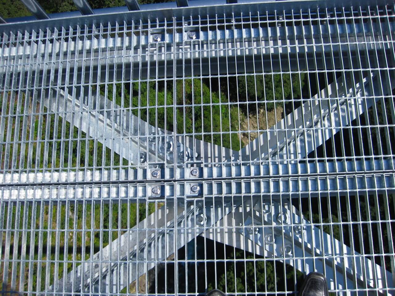 吊り橋 の 床板グレーチング の使用実績